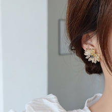 Load image into Gallery viewer, Dreamy Daisy Earrings
