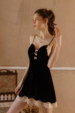 Load image into Gallery viewer, Susan&#39;s Velvet Royal Nightgown
