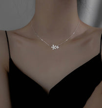 Load image into Gallery viewer, Charming Flower Necklace