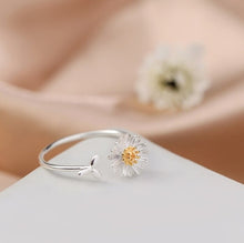 Load image into Gallery viewer, Silver Daisy Ring
