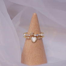 Load image into Gallery viewer, Dainty Flower Heart Ring
