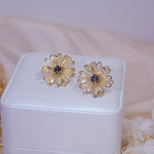 Load image into Gallery viewer, Dreamy Daisy Earrings
