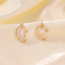 Load image into Gallery viewer, Irregular Geometric Gold Pearl Earrings
